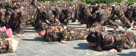 һ�˷��e(cu��)ȫ�w���P���@���ǈF(tu��n)�(du��)������