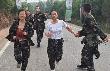 ��Փ�ǔv��߀�Ǳ������҂��](m��i)�ЁG���κ�һ��(g��)�ˣ�