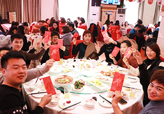 ����һ���2018���ψA�M(m��n)��̖(h��o)����ͬӭ��2019��